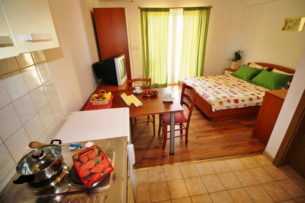 Apartments Marko Nemira Оміш Екстер'єр фото