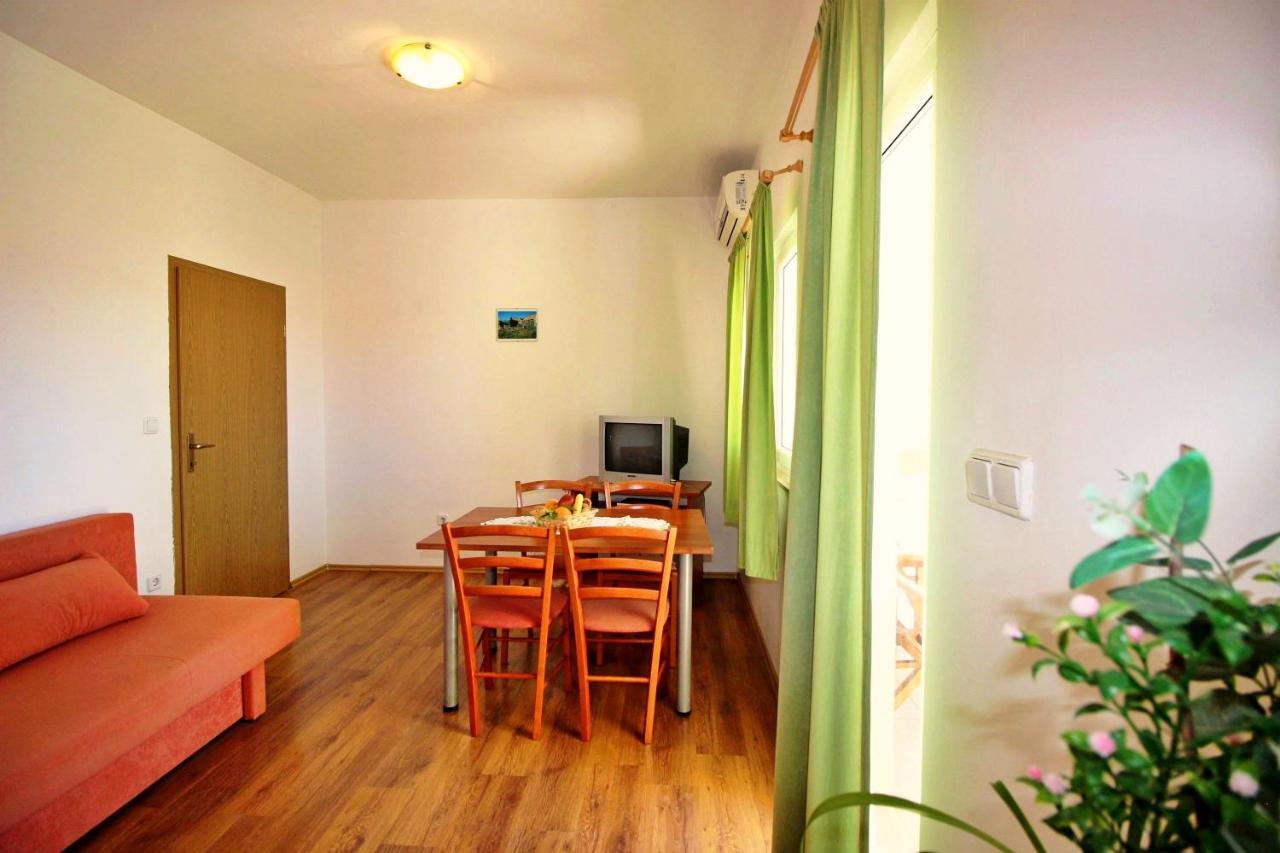 Apartments Marko Nemira Оміш Екстер'єр фото