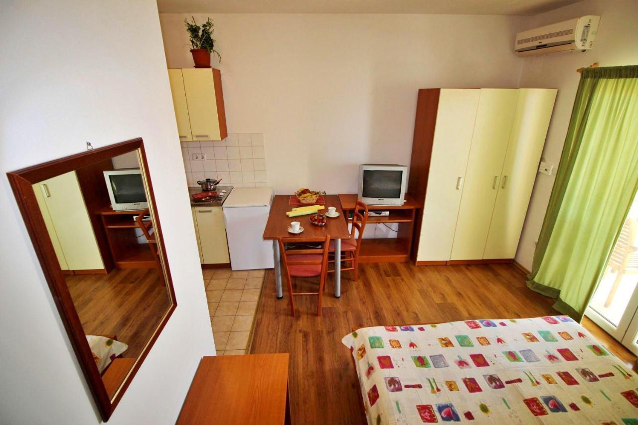 Apartments Marko Nemira Оміш Екстер'єр фото