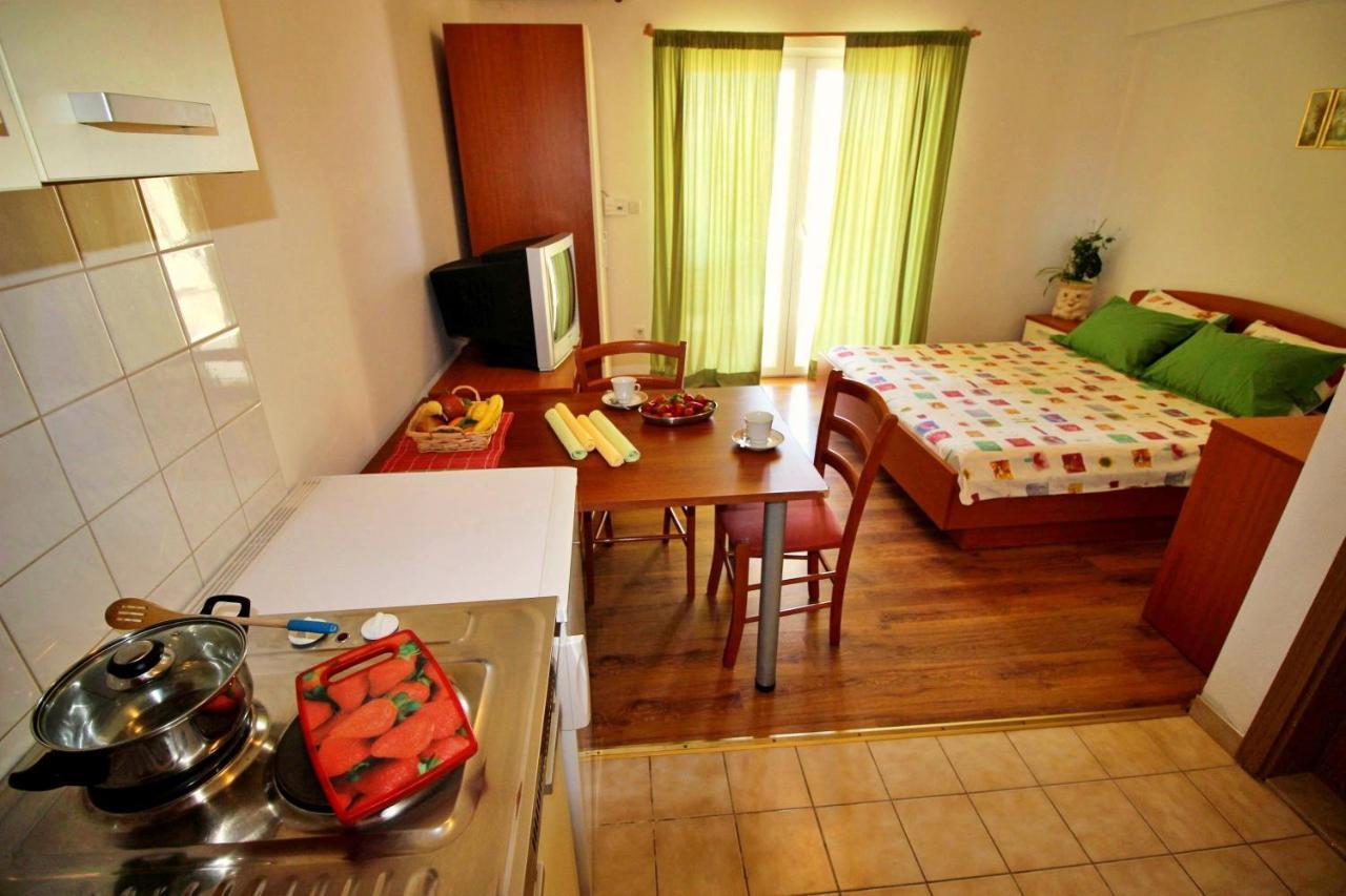 Apartments Marko Nemira Оміш Екстер'єр фото